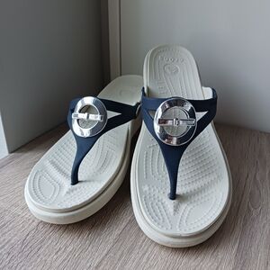 🌷 Crocs Sanrah Medallion Wedge Flip Flop Sandals